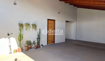 Casa residencial disponível para venda no bairro Jardim Holanda em Uberlândia - MG.