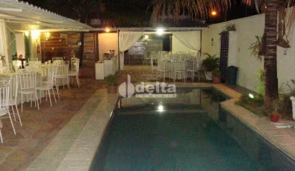 Casa residencial disponível para venda no bairro Umuarama em Uberlândia-MG