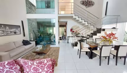 Casa residencial disponível para venda no bairro Alto Umuarama em Uberlândia-MG