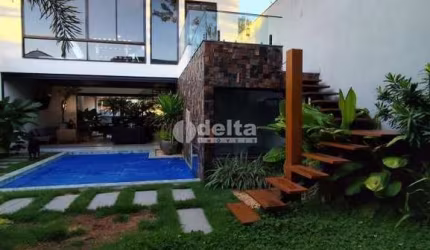 Casa residencial disponível para locação e venda no bairro Jardim Karaíba em Uberlândia-MG