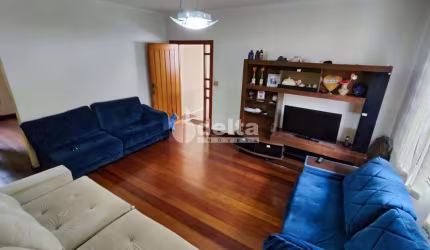Casa residencial disponível para venda no Bairro Jardim Patrícia em Uberlândia-MG