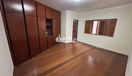 Casa residencial disponível para venda no bairro Tabajaras em Uberlândia-MG