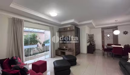 Casa residencial disponível para venda no bairro Jardim Karaíba em Uberlândia-MG