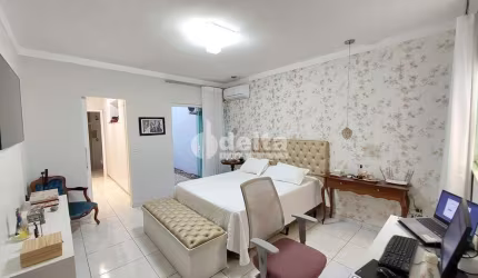 Casa residencial disponível para venda no bairro Carajás em Uberlândia-MG