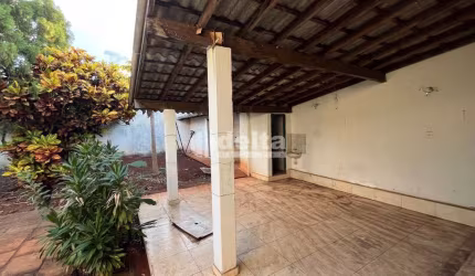 Casa residencial disponível para venda no bairro Jardim Brasília em Uberlândia-MG
