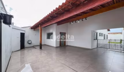Casa residencial disponível para venda no bairro Alto Umuarama em Uberlândia-MG
