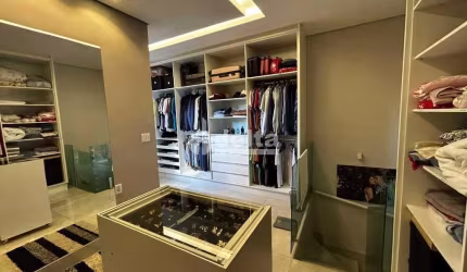 Casa residencial disponível para venda no bairro Alto Umuarama em Uberlândia-MG