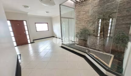 Casa residencial disponível para locação e venda no bairro Osvaldo Rezende em Uberlândia-MG