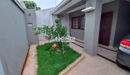Casa residencial disponível para venda no bairro Cidade Jardim em Uberlândia-MG.