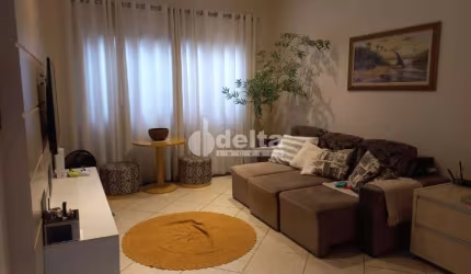 Casa residencial e comercial disponível para venda no bairro Jardim Karaíba em Uberlândia-MG