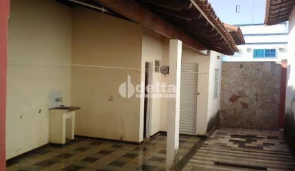Casa residencial disponível para venda no bairro Santa Mônica em Uberlândia-MG