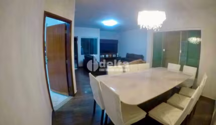 Casa residencial disponível para venda no bairro Vigilato Pereira em Uberlândia-MG