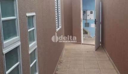 Casa residencial disponível para locação e venda no bairro Granda em Uberlândia-MG