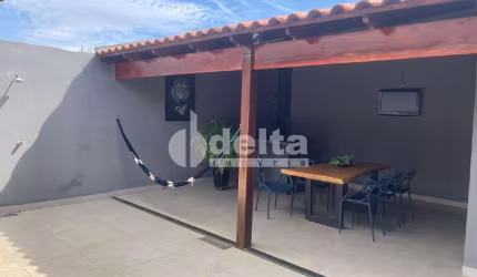 Casa residencial disponível para venda no bairro Residencial Pequis em Uberlândia-MG