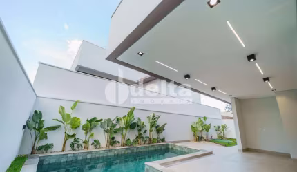 Casa em condomínio disponível para venda no bairro Laranjeiras em Uberlândia-MG