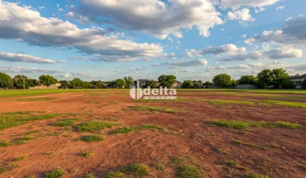 Área disponível para Venda 1200 m² no bairro Nossa Senhora das Graças em Uberlândia-MG