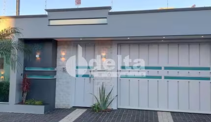 Casa residencial disponível para venda no bairro Alto Umuarama em Uberlândia-MG