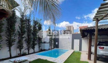 Casa residencial disponível para venda no bairro Santa Mônica em Uberlândia-MG
