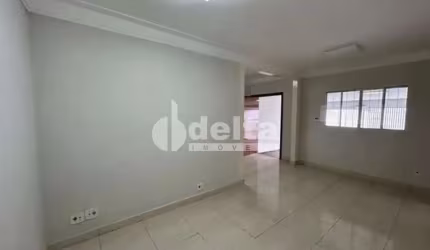 Casa residencial disponível para venda no bairro Cidade Jardim em Uberlândia-MG.