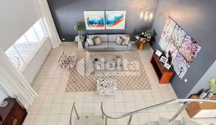 Casa residencial disponível para venda no bairro Jardim Karaíba em Uberlândia-MG