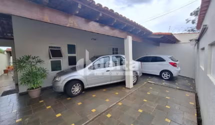 Casa residencial disponível para venda no bairro Cidade Jardim em Uberlândia-MG.