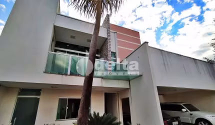 Casa residencial disponível para venda no bairro Morada da Colina em Uberlândia-MG.