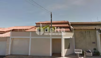 Casa residencial disponível para venda no bairro Presidente Roosevelt em Uberlândia-MG