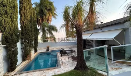 Casa residencial disponível para venda no bairro Cidade Jardim em Uberlândia-MG.