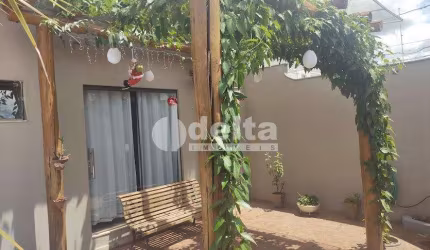 Casa residencial disponível para venda no bairro Morada da Colina em Uberlândia-MG.