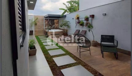 Casa residencial disponível para venda no bairro Cidade Jardim em Uberlândia-MG.