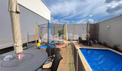 Casa residencial disponível para venda no bairro Jardim Colina em Uberlândia-MG