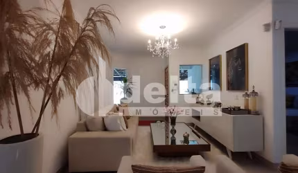Casa residencial disponível para locação e venda no bairro Jardim Europa em Uberlândia-MG