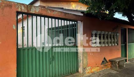 Casa residencial disponível para venda no bairro Presidente Roosevelt em Uberlândia-MG