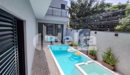 Casa em condomínio disponível para venda no bairro Jardim Holanda em Uberlândia-MG