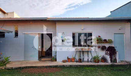 Casa residencial disponível para venda no bairro Alto Umuarama em Uberlândia-MG