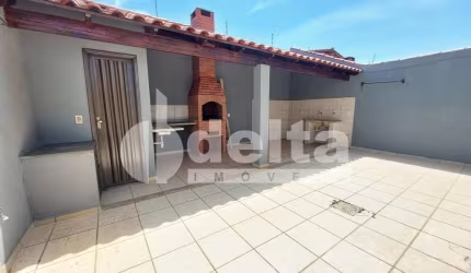 Casa residencial disponível para venda no bairro Segismundo Pereira em Uberlândia-MG