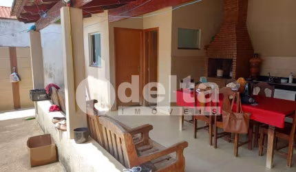 Casa residencial disponível para venda no bairro Granada em Uberlândia-MG