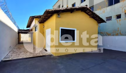Casa residencial disponível para venda no bairro Saraiva em Uberlândia-MG.