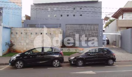 Casa comercial disponível para venda no bairro Osvaldo Resende em Uberlândia-MG