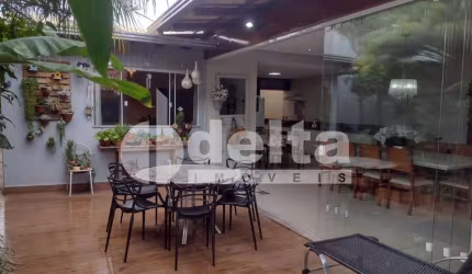 Casa residencial disponível para venda no Bairro Jardim Patrícia em Uberlândia-MG