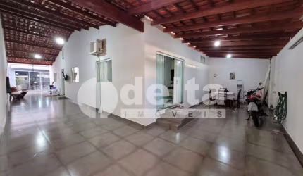 Casa residencial disponível para venda no bairro Jardim América II em Uberlândia-MG