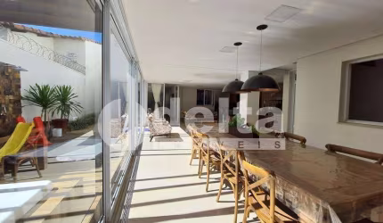 Casa residencial disponível para venda no bairro Segismundo Pereira em Uberlândia-MG
