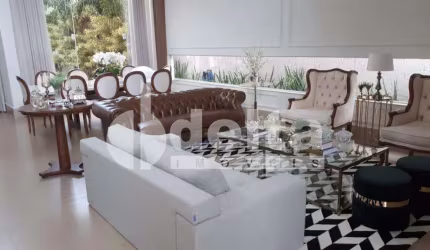 Casa residencial disponível para venda no bairro Morada da Colina em Uberlândia-MG.