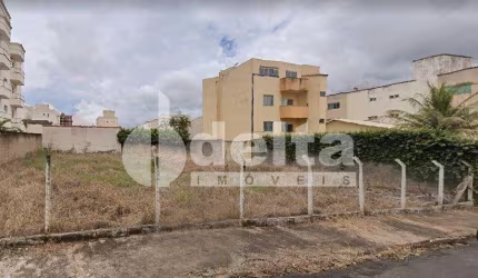 Área com 720m² disponível para venda no bairro Santa Mônica em Uberlândia-MG