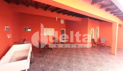 Casa residencial disponível para venda no bairro Jardim Brasília em Uberlândia-MG