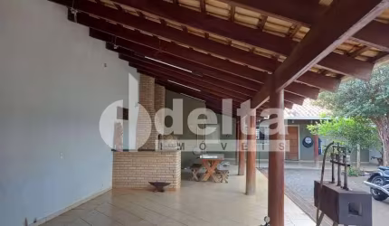 Casa Residencial disponível para venda e locação no bairro Cidade Jardim em Uberlândia-MG