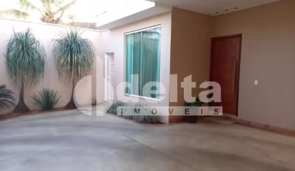 Casa residencial disponível para venda no bairro Alto Umuarama em Uberlândia-MG