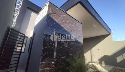 Casa residencial disponível para locação e venda no bairro Portal do Vale em Uberlândia-MG.