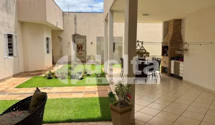 Casa residencial disponível para venda no bairro Chácaras Tubalina E Quartel em Uberlândia-MG.