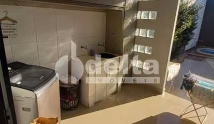 Casa Residencial disponível para venda no bairro Santa Mônica em Uberlândia-MG
